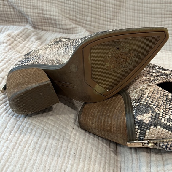 Vince Camuto snakeskin bootie size 8 - Picture 4 of 7